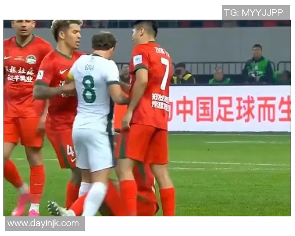 足球明星意外相撞导致严重骨折引发球迷对赛场安全的广泛关注