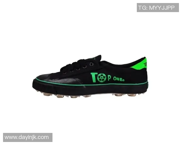 足球明星球鞋上的个性签名与隐秘字谜探索之旅