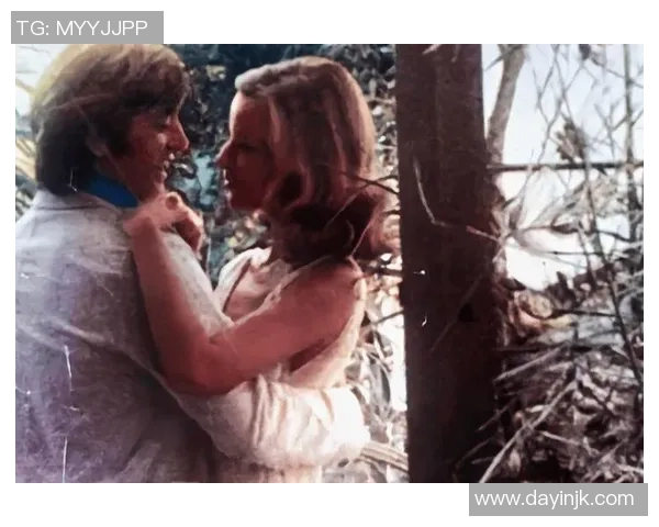 踢球的猛男和背后的女神:爱情与激情交织 踢球的猛男和背后的女神:爱情与激情交织